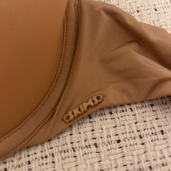 SKIMS Nude Seamless Bra - Picture 3 of 6